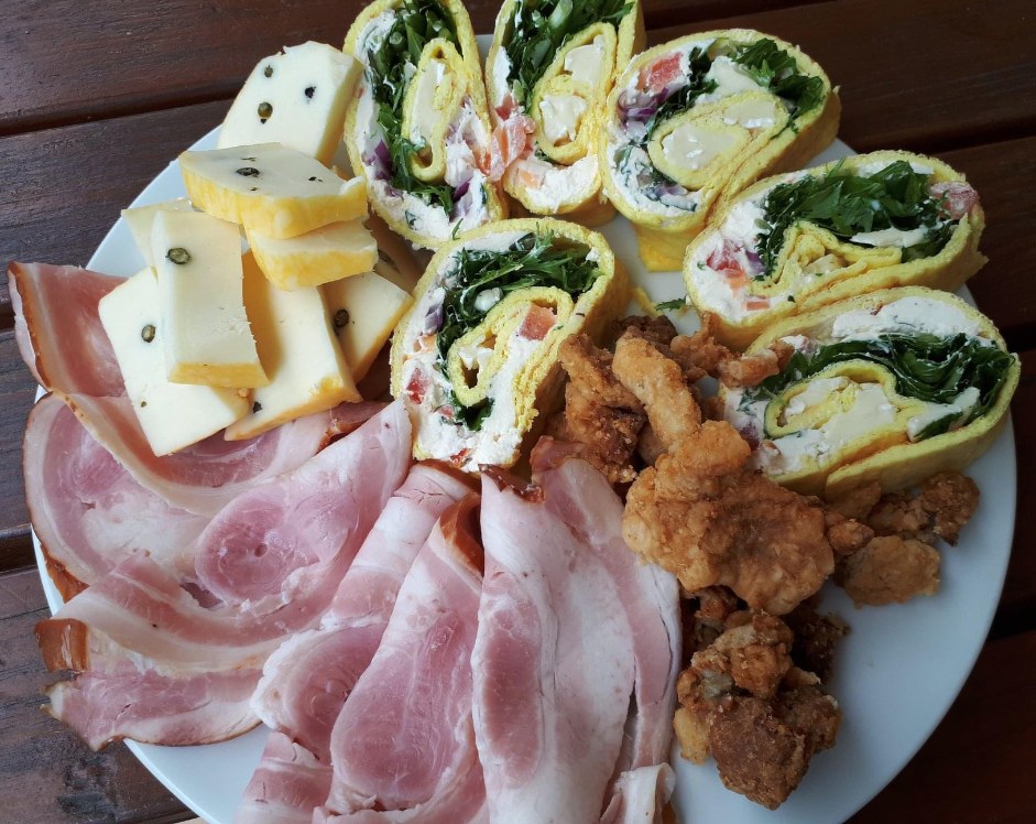 Plněná roláda, škvarky, sýr, šunka