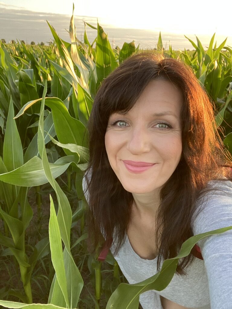 Šťastná žena nasává sluneční paprsky, plná nové energie po&nbsp;cvičení.