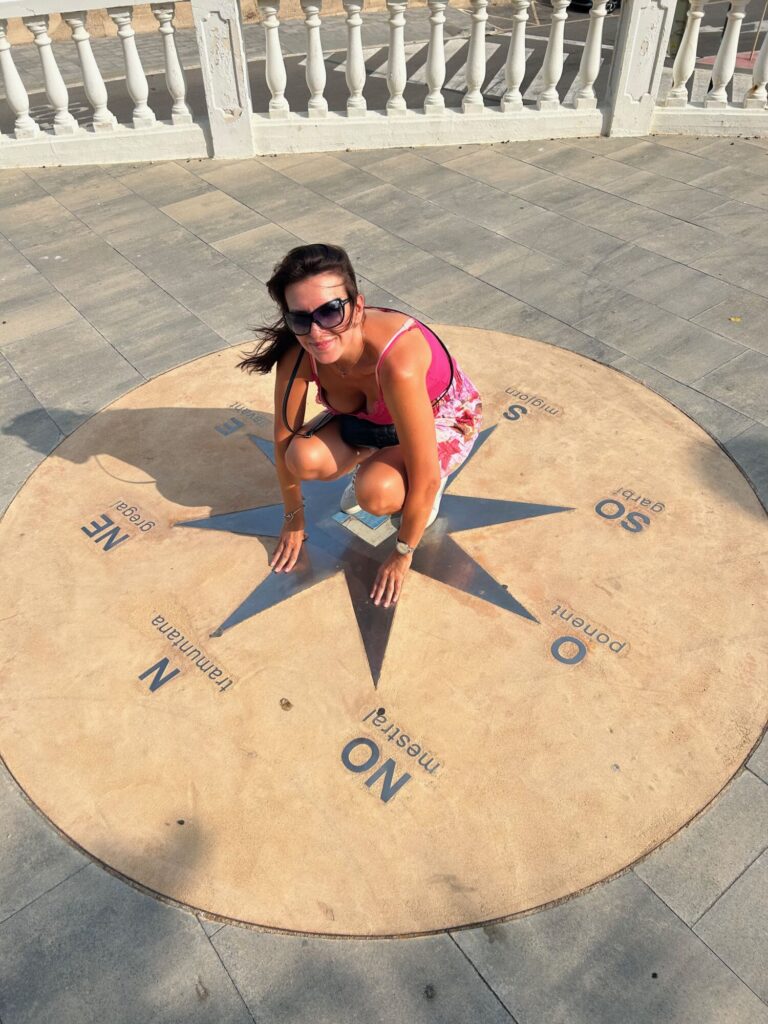 Žena hledající směr, kterým se vydat, aby nebyla bez energie, unavená a&nbsp;s kily navíc. Hledá směr, aby se cítila lépe.